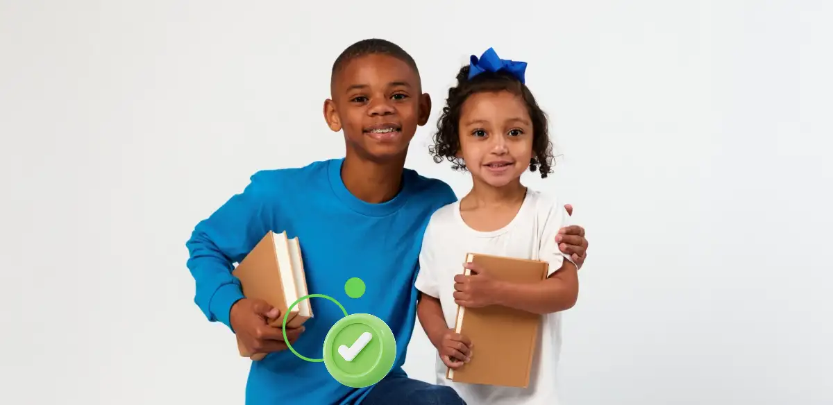 طلاب المرحلة الابتدائية يقفون معاً لالتقاط صورة جماعية